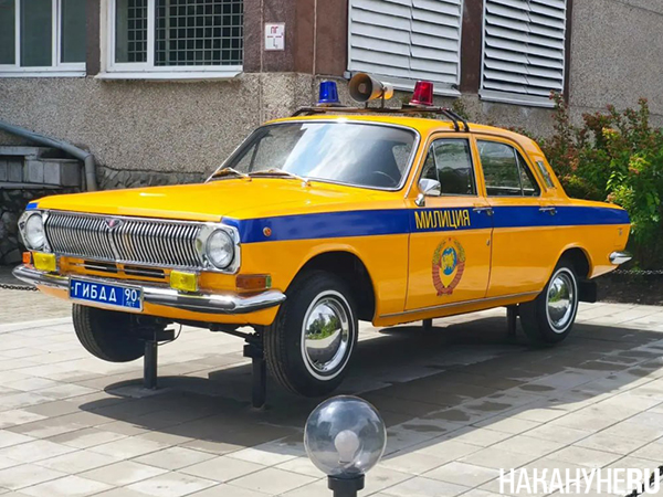 Патрульный автомобиль ГАЗ-24 (Волга) Госавтоинспекции Свердловска у здания ГАИ на Степана Разина(2026)|Фото: Накануне.RU Патрульный автомобиль ГАЗ-24 (Волга) Госавтоинспекции Свердловска у здания ГАИ на Степана Разина(2026)|Фото: Накануне.RU