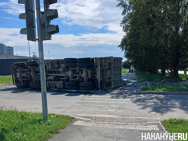 Опрокинутый грузовик на пересечении улиц Амундсена и Лесная в Екатеринбурге(2026)|Фото: Накануне.RU