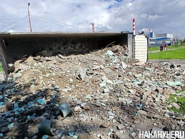 Опрокинутый грузовик на пересечении улиц Амундсена и Лесная в Екатеринбурге(2026)|Фото: Накануне.RU