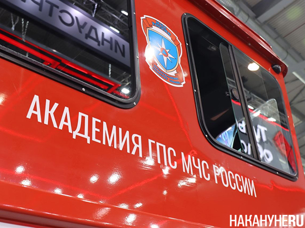 Пожарный катер "Фактория 1100", представленный на стенде Югры на промышленной выставке ИННОПРОМ в Екатеринбурге(2026)|Фото: Накануне.RU