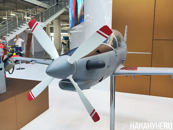 Макет самолета УТС-800 (разработан Уральским заводом гражданской авиации), представленный на промышленной выставке ИННОПРОМ в Екатеринбурге(2026)|Фото: Накануне.RU Макет самолета УТС-800 (разработан Уральским заводом гражданской авиации), представленный на промышленной выставке ИННОПРОМ в Екатеринбурге(2026)|Фото: Накануне.RU