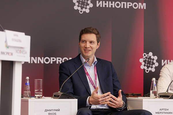 Заместитель генерального директора ТМК по информационным технологиям Дмитрий Якоб на промышленной выставке ИННОПРОМ в Екатеринбурге(2026)|Фото: пресс-служба Трубной металлургической компании