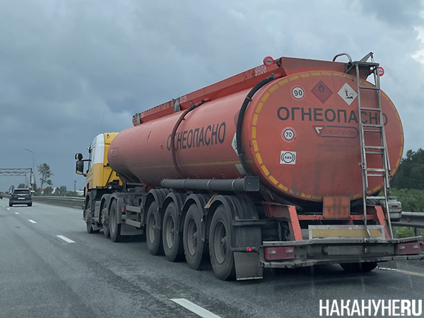 Бензовоз на трассе(2026)|Фото: Накануне.RU Бензовоз на трассе(2026)|Фото: Накануне.RU
