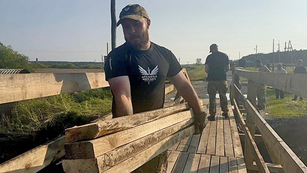 Специалисты "РМК Поиск" строят пешеходный мост для жителей села Стриганское(2026)|Фото: Александр Маргачев