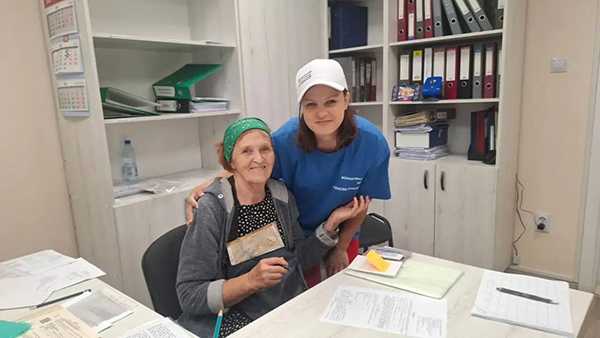 Волонтеры Алексея Вихарева консультируют жителей Ирбита, пострадавших от паводка(2026)|Фото: Волонтерский центр Алексея Вихарева