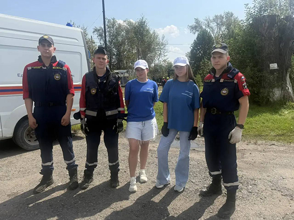 Волонтеры Алексея Вихарева работают с последствиями паводка в Ирбите(2026)|Фото: Волонтерский центр Алексея Вихарева