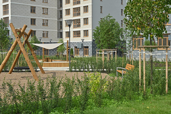 Сад непрерывного цветения во дворе жилого дома в Краснолесье(2026)|Фото: пресс-служба холдинга "Атом"
