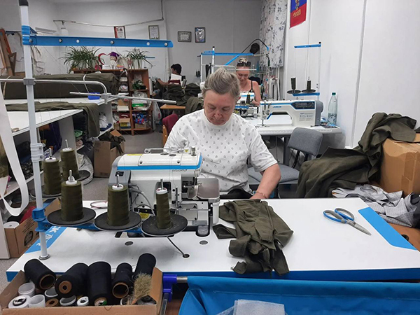 Изготовление маскировочных сетей и одежды бойцам СВО(2026)|Фото: социальные сети Алексея Вихарева