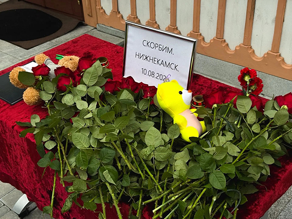 Мемориал жертвам атак БПЛА в Нижнекамске у постпредства Республики Татарстан в Екатеринбурге(2026)|Фото: страница Артёма Николаева в социальной сети "ВКонтакте"