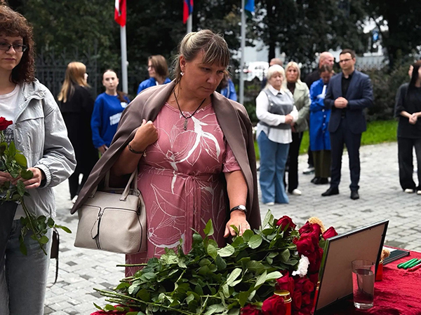 Мемориал жертвам атак БПЛА в Нижнекамске у постпредства Республики Татарстан в Екатеринбурге(2026)|Фото: страница Артёма Николаева в социальной сети "ВКонтакте"