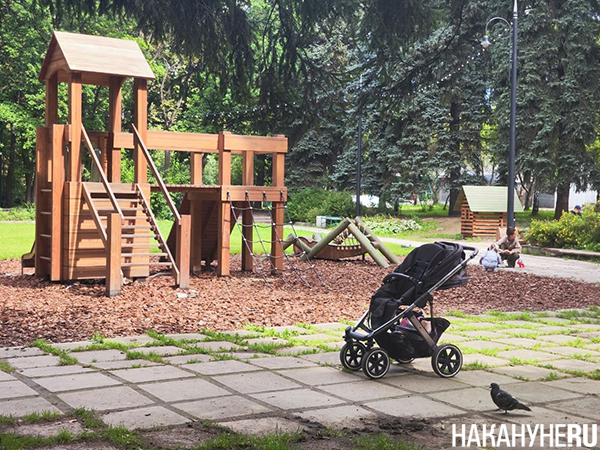 Детская площадка в дендропарке на улице Первомайской в Екатеринбурге(2026)|Фото: Накануне.RU Детская площадка в дендропарке на улице Первомайской в Екатеринбурге(2026)|Фото: Накануне.RU