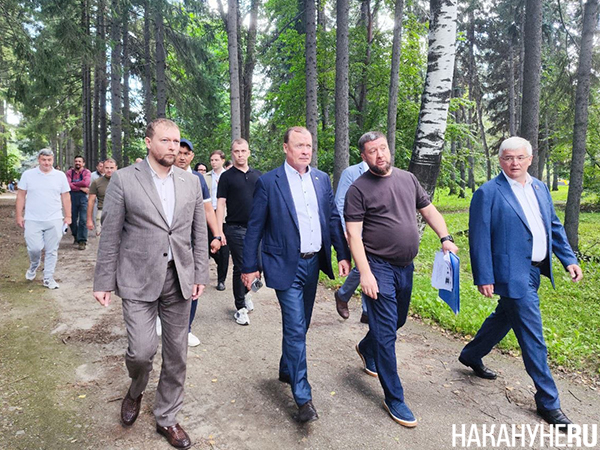 Мэр Екатеринбурга Алексей Орлов в дендропарке на улице Первомайской в Екатеринбурге(2026)|Фото: Накануне.RU Мэр Екатеринбурга Алексей Орлов в дендропарке на улице Первомайской в Екатеринбурге(2026)|Фото: Накануне.RU