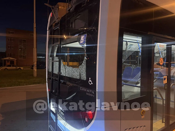 Поврежденный подростками троллейбус в Екатеринбурге(2026)|Фото: telegram-канал "Екатеринбург. Главное" / t.me/ekatglavnoe