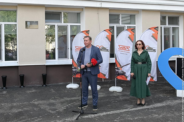 Владислав Пинаев на открытии мемориальной доски Николая Александровича Малых(2026)|Фото: пресс-служба администрации Нижнего Тагила / Илья Колесов