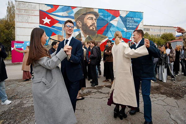 Мурал в Екатеринбурге, посвящённый визиту Фиделя Кастро на Средний Урал(2026)|Фото: департамент информационной политики Свердловской области