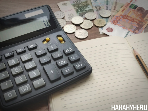Коллаж, калькулятор лежит на фоне блокнота и рублей(2026)|Фото: Накануне.RU Коллаж, калькулятор лежит на фоне блокнота и рублей(2026)|Фото: Накануне.RU