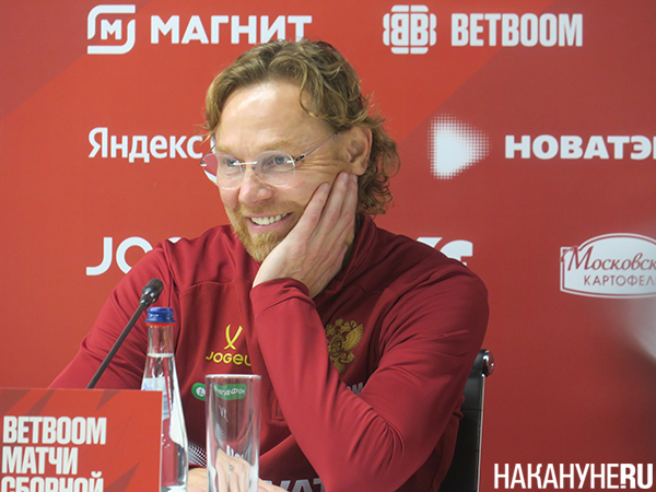 Главный тренер сборной России по футболу Валерий Карпин на пресс-конференции в Екатеринбурге перед матчем с Намибией(2026)|Фото: Накануне.RU Главный тренер сборной России по футболу Валерий Карпин на пресс-конференции в Екатеринбурге перед матчем с Намибией(2026)|Фото: Накануне.RU