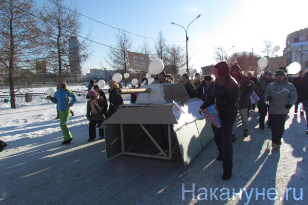 картонный танк екатеринбург шествие 04.02.2012 | Фото: Накануне.RU