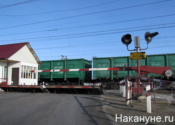 железная дорога путь состав вагон переезд шлагбаум(2012)|Фото: Накануне.ru