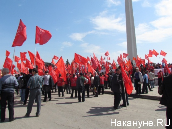 ульяновск, митинг против базы нато, кпрф, красные флаги | Фото: Накануне.RU