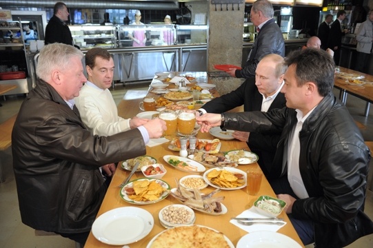путин, медведев, пивной бар жигули | Фото: premier.gov.ru