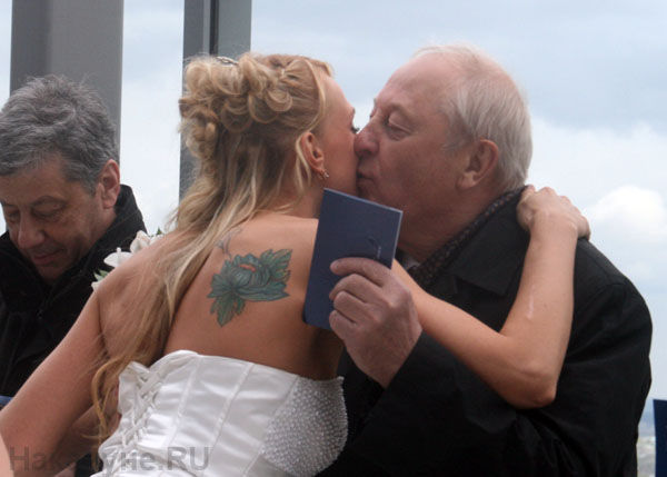 Эдуард Россель невеста поцелуй | Фото:Накануне.RU