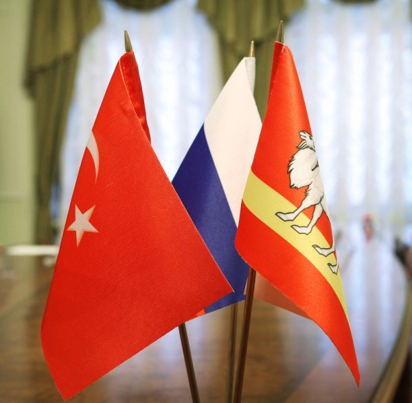 Россия Турция Челябинская область флаги|Фото:gubernator74.ru
