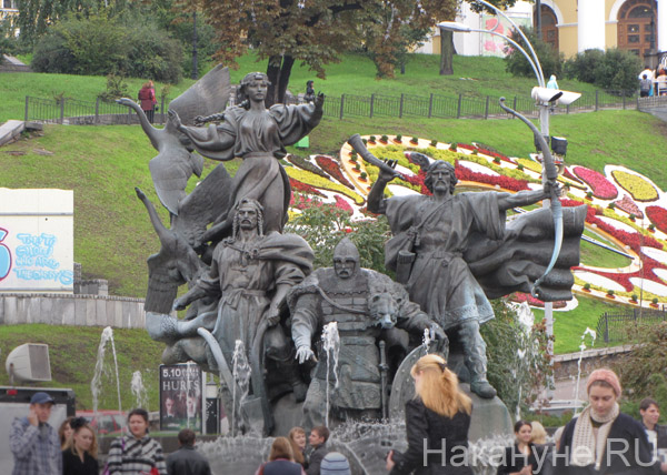 памятник, Киев | Фото: Накануне.RU