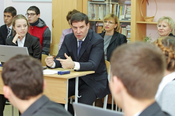 Юревич на встрече с молодежью|Фото: gubernator74.ru