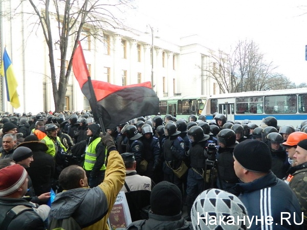 омон, Верховная Рада, Киев, толпа, декабрь, 2013 | Фото:Накануне.RU