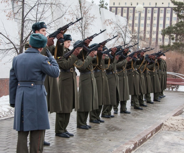 солдаты, памятник, оружейный залп|Фото:пресс-служба Сибнефтепровод