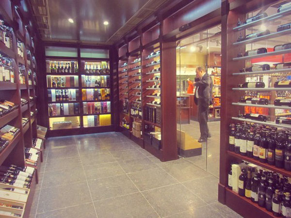 Гринвич Гипербола магазин супермаркет прилавок винный отдел вино алкоголь(2014)|Фото:Накануне.RU