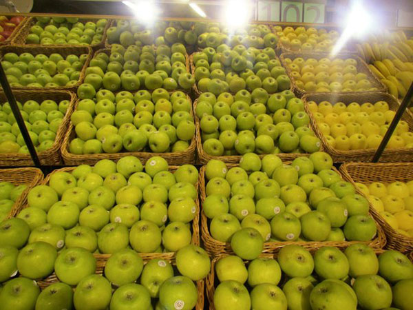 Гринвич Гипербола магазин супермаркет прилавок витрина яблоки фрукты(2014)|Фото:Накануне.RU