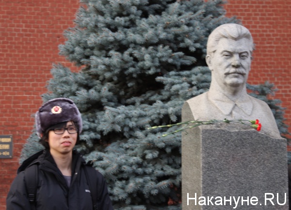 памятник Сталину, две гвоздики, акция|Фото: Накануне.RU