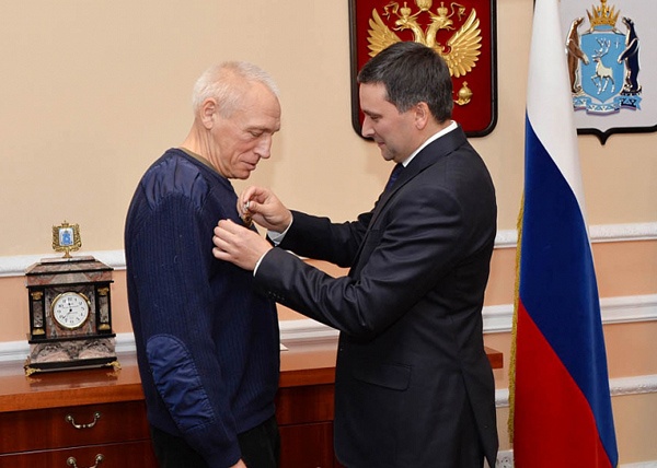 губернатор ЯНАО Дмитрий Кобылкин, награждение, медаль |Фото: правительство.янао.рф