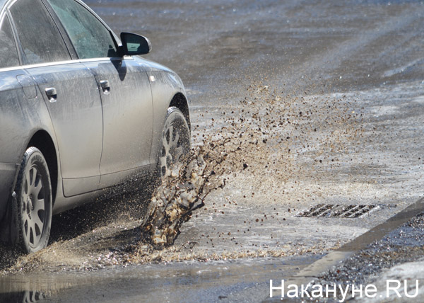 Екатеринбург, весна, грязь, улицы, машина, брызги|Фото: Накануне.RU