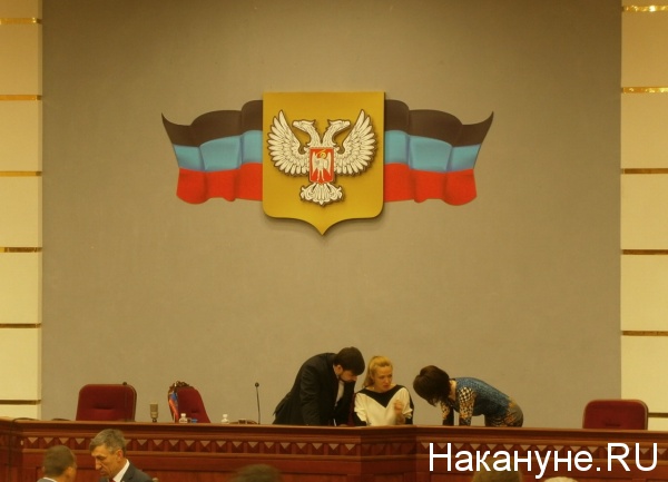 Вице-спикер Народного совета ДНР Денис Пушилин, флаг, герб|Фото: Накануне.RU