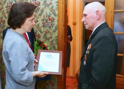 Наталья Комарова, ветеран, сертификат|Фото: правительство ХМАО