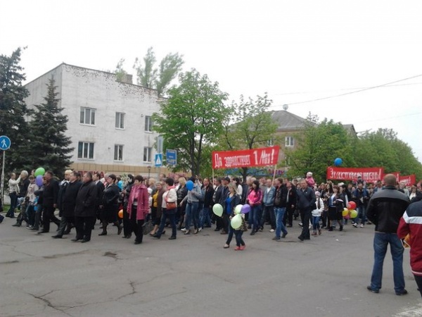 Первомайская демонстрация город Снежное|Фото:https://vk.com/strelkov_info