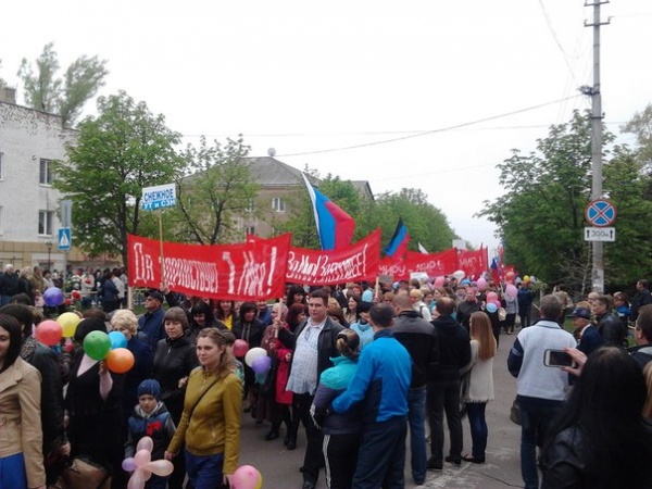 Первомайская демонстрация город Снежное|Фото:https://vk.com/strelkov_info