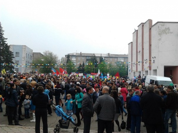 Первомайская демонстрация город Снежное|Фото:https://vk.com/strelkov_info