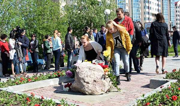 закладка в Салехарде камня памятника погибшим сотрудникам СМИ|Фото: Пресс-служба главы Ямала