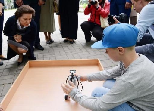 Наталья Комарова, робот|Фото: правительство ХМАО