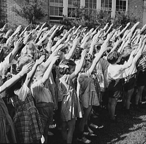 США, школа, дети, нацисткое приветствие, зиг хайль, зига|Фото: myronivka.com.ua