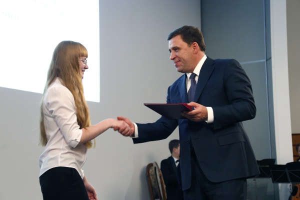 Евгений Куйвашев, награждение школьников|Фото: Департамент информационной политики губернатора