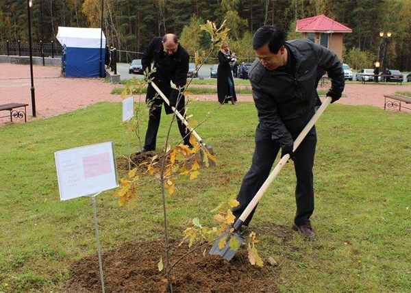 Паслер, посадка деревьев, Европа-Азия|Фото: Правительство Свердловской области 