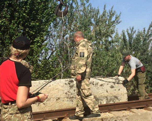 блокирование, железнодорожные пути, Крымский титан|Фото: Накануне.RU