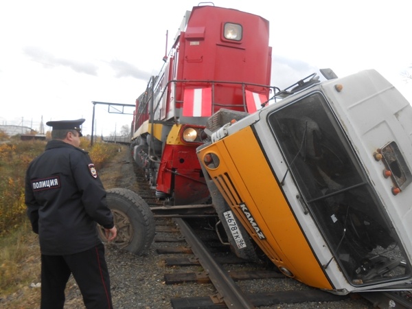 поезд, КамАЗ, авария|Фото: ГУ МВД России по СО