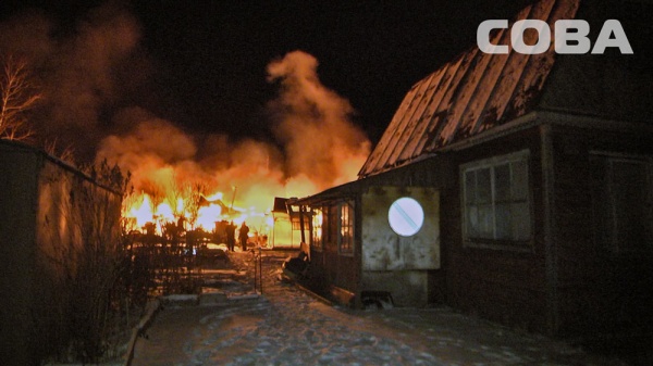 сады пожар Екатеринбург тушение|Фото: служба спасения СОВА