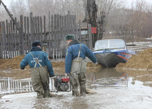 Ликвидация последствий подтопления в г. Далматово|Фото: МЧС по Курганской области